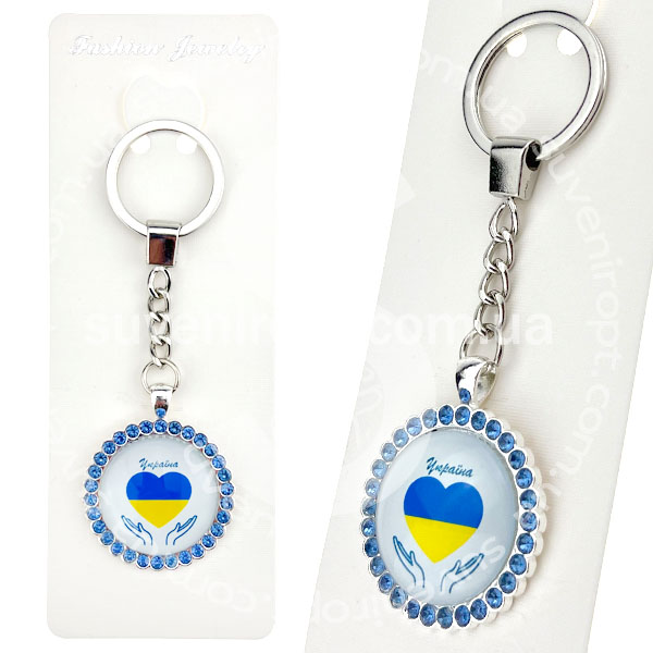 Брелок в упаковці в камінчиках серце в долонях Україна скло (12)