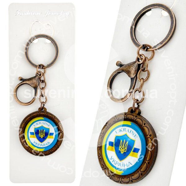 Брелок в упаковці деревяний герб України в трикутнику з обідком скло (12)