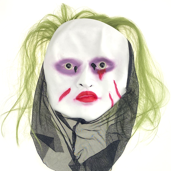 Маска белая резиновая с подтёком под глазом и две царапины на щеке