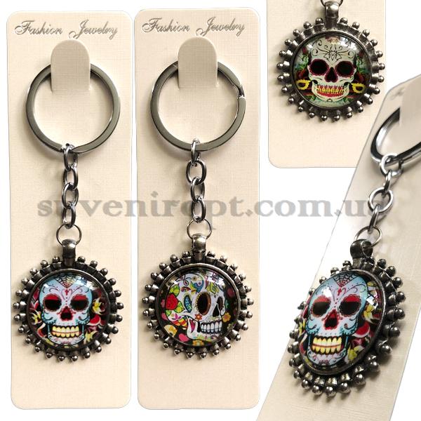 Брелок металлический  в упаковке стекло черепа цветные  (12)