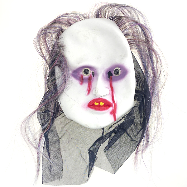 Маска белая с волосами жёлтые зубы потёки под глазами