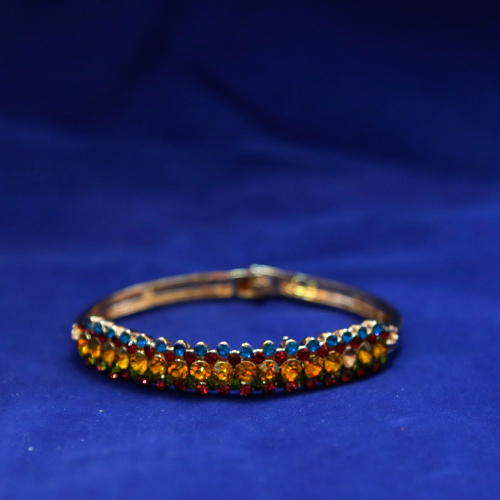 Браслет в мелких цветных камнях  под золото